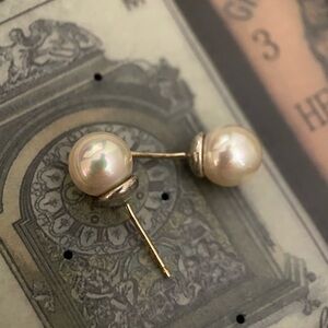14kt solid gold 8mm pearl stud earrings uncommon setting 585 metallic unisex
